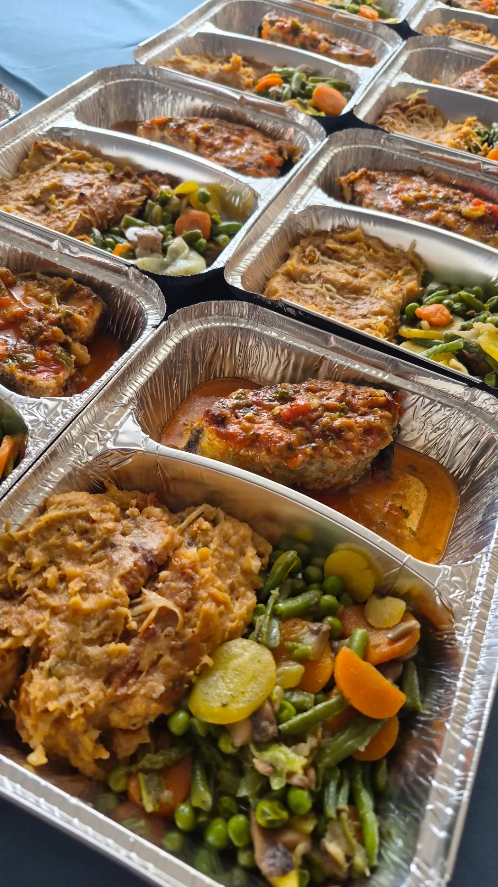 Rôti de porc, sauce tomate et jardinière de légumes