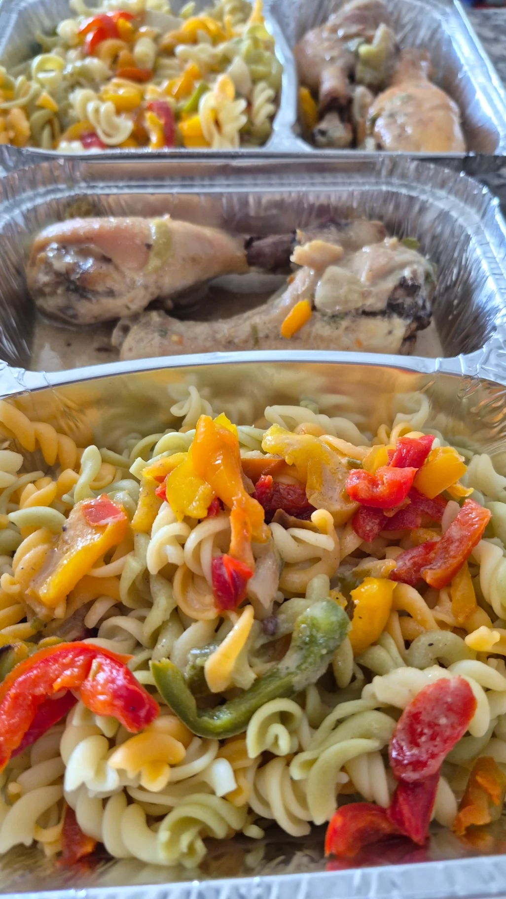 Cuisses de poulet et salade de pâtes tricolores aux poivrons