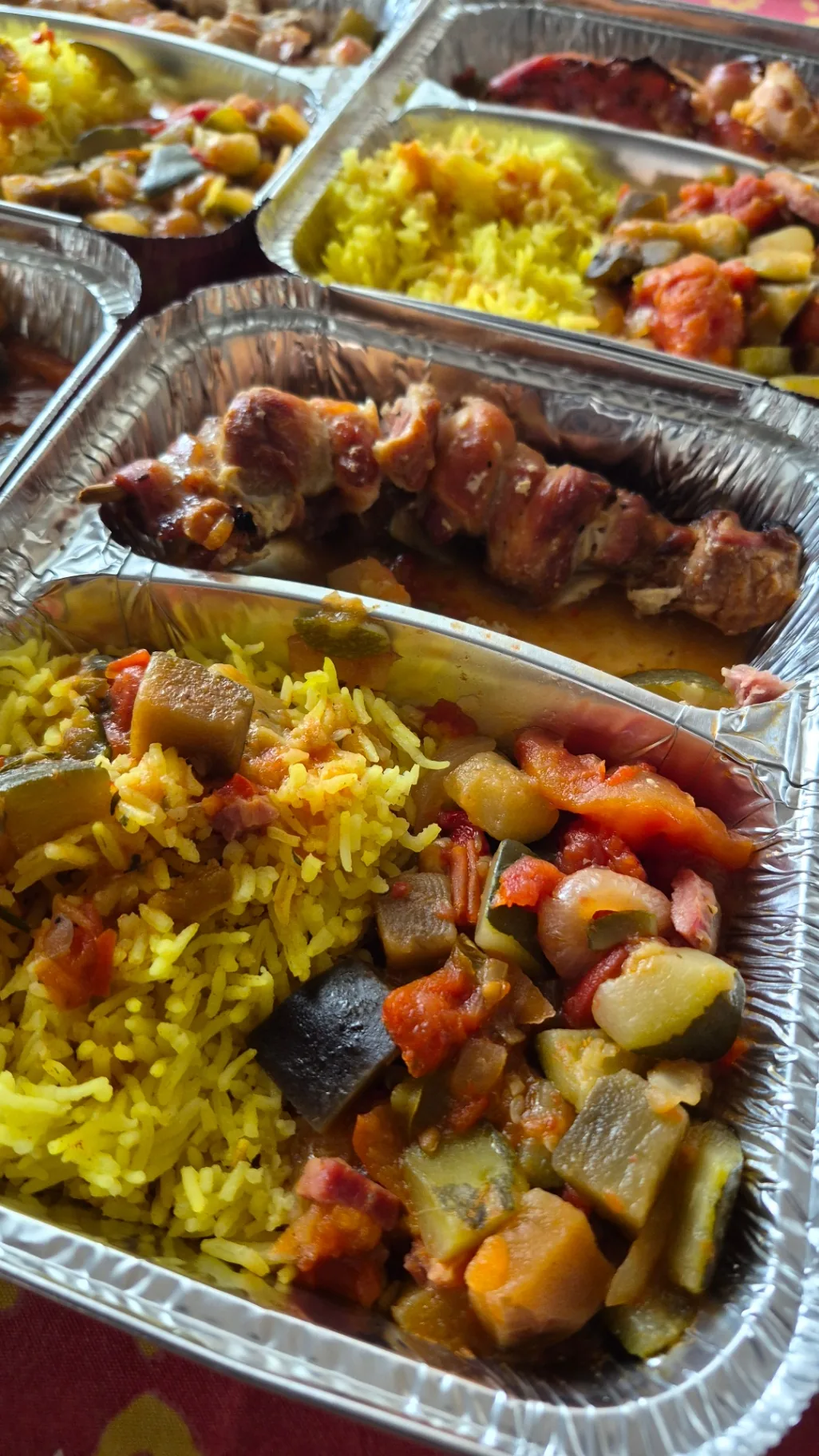 Brochette de porc, riz safrané et ratatouille