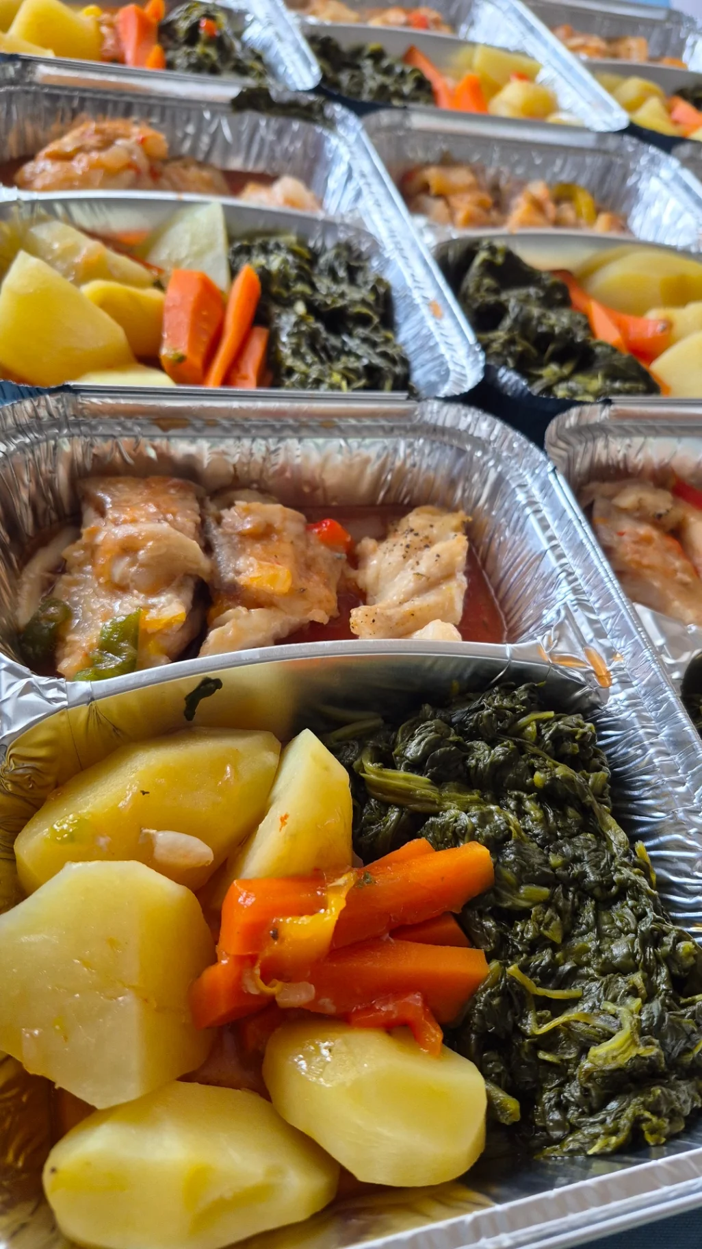 Poisson sauce tomate, pommes de terre vapeur et épinards