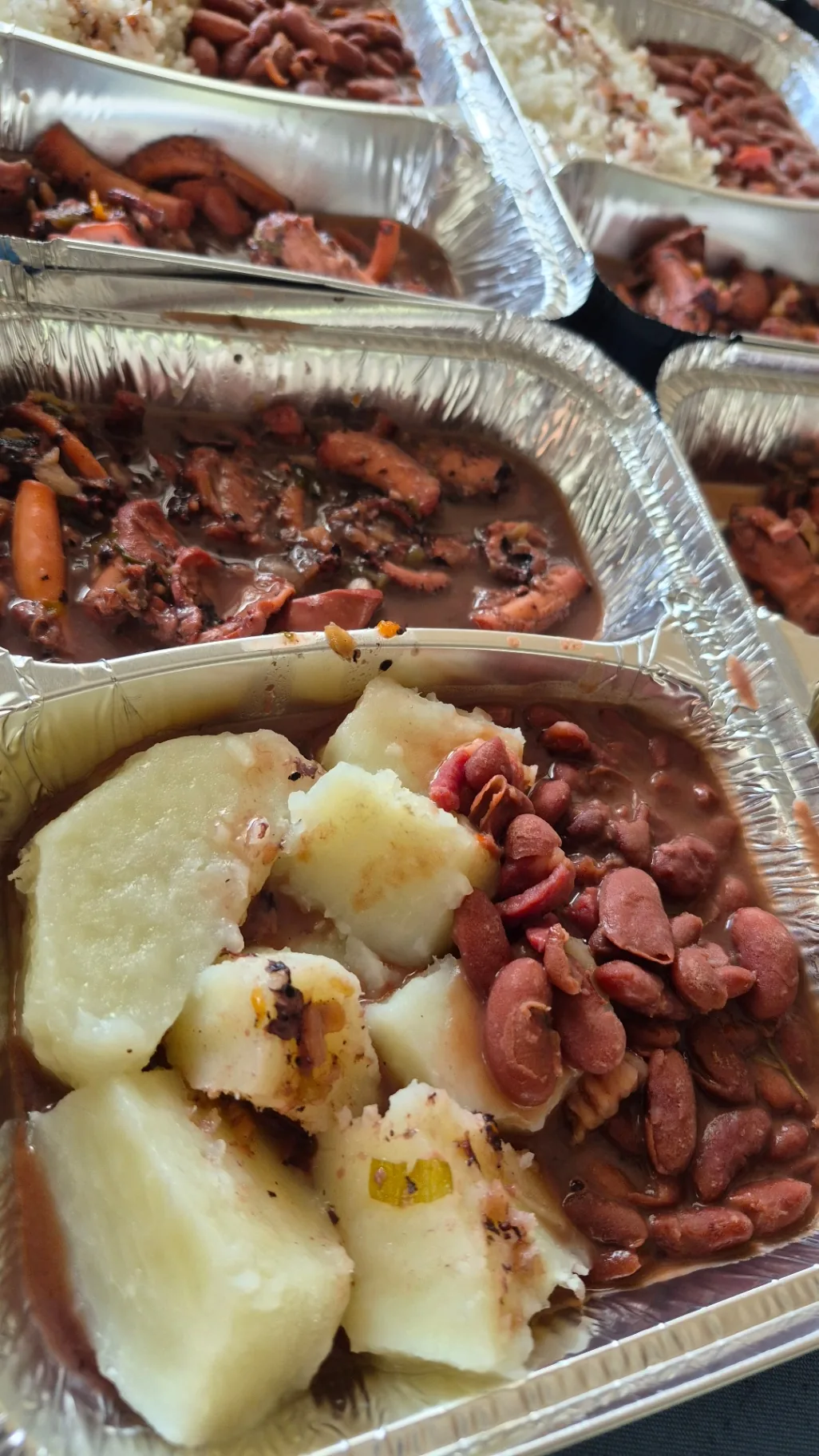 Chatrou en sauce, haricots rouges et igname