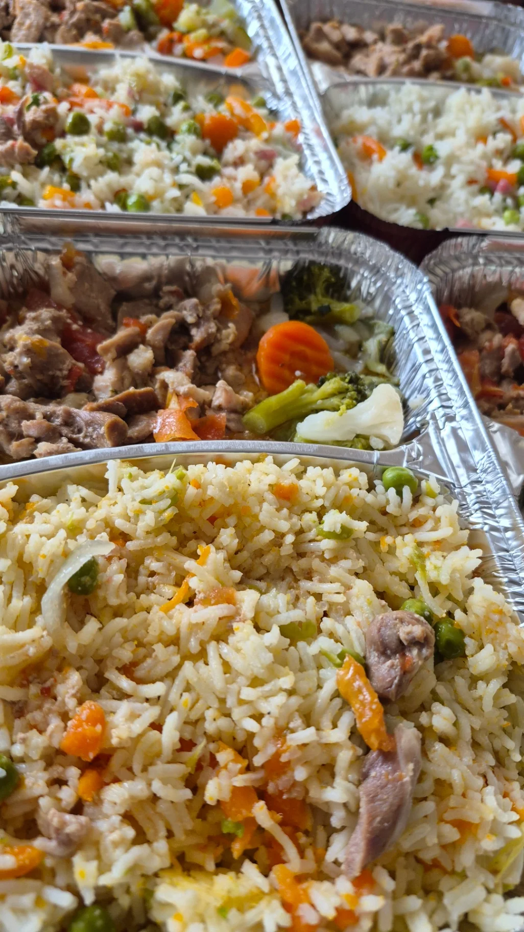 Riz safrané, poulet mijoté et légumes vapeur