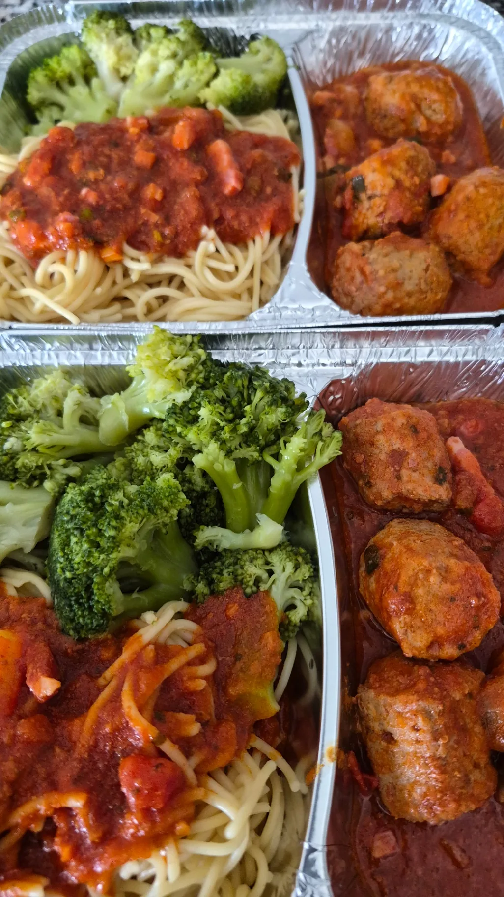 Spaghetti bolognaise, boulettes de viande et brocolis