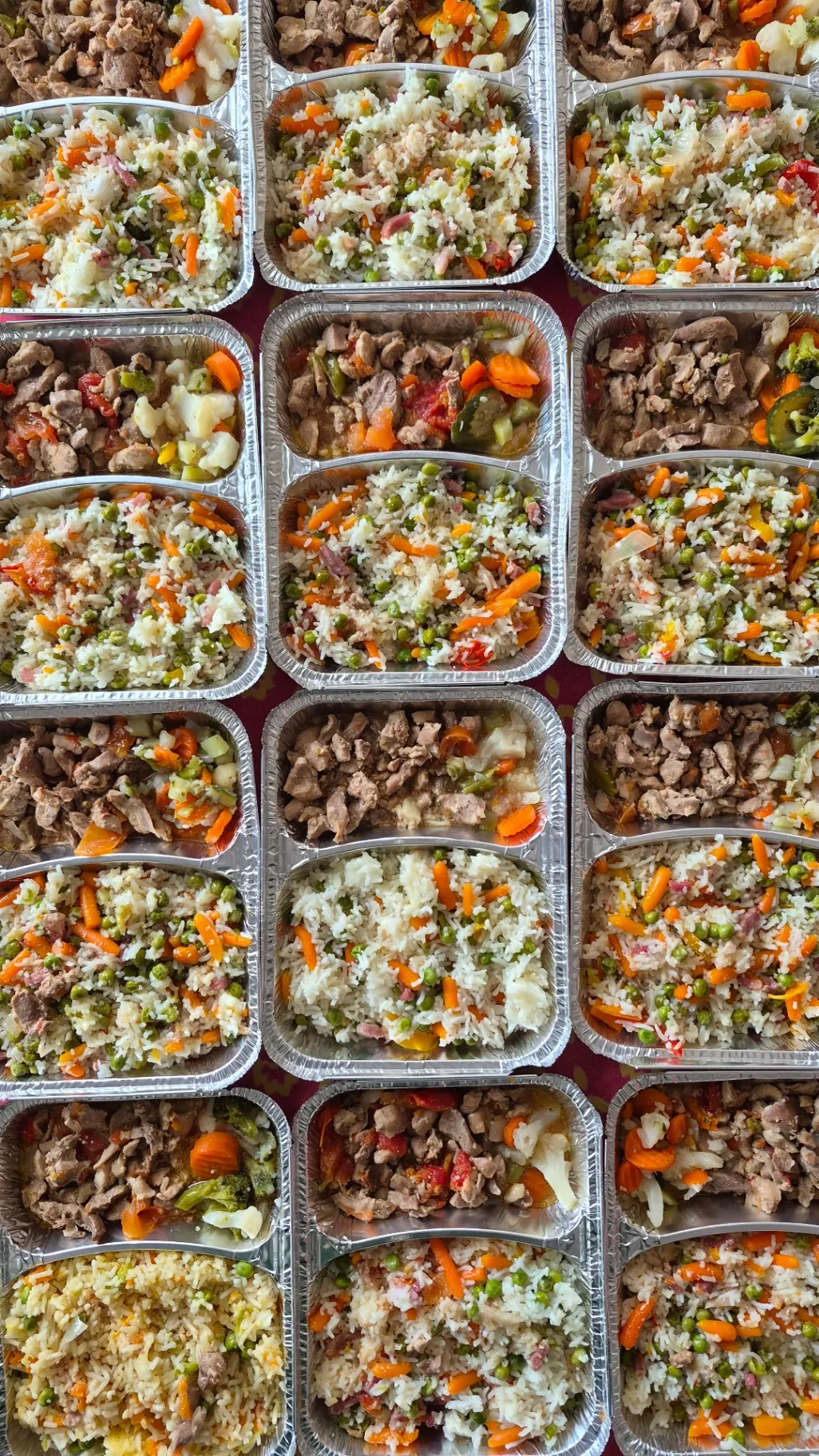 Barquettes de riz créole, petits pois et viande aux légumes
